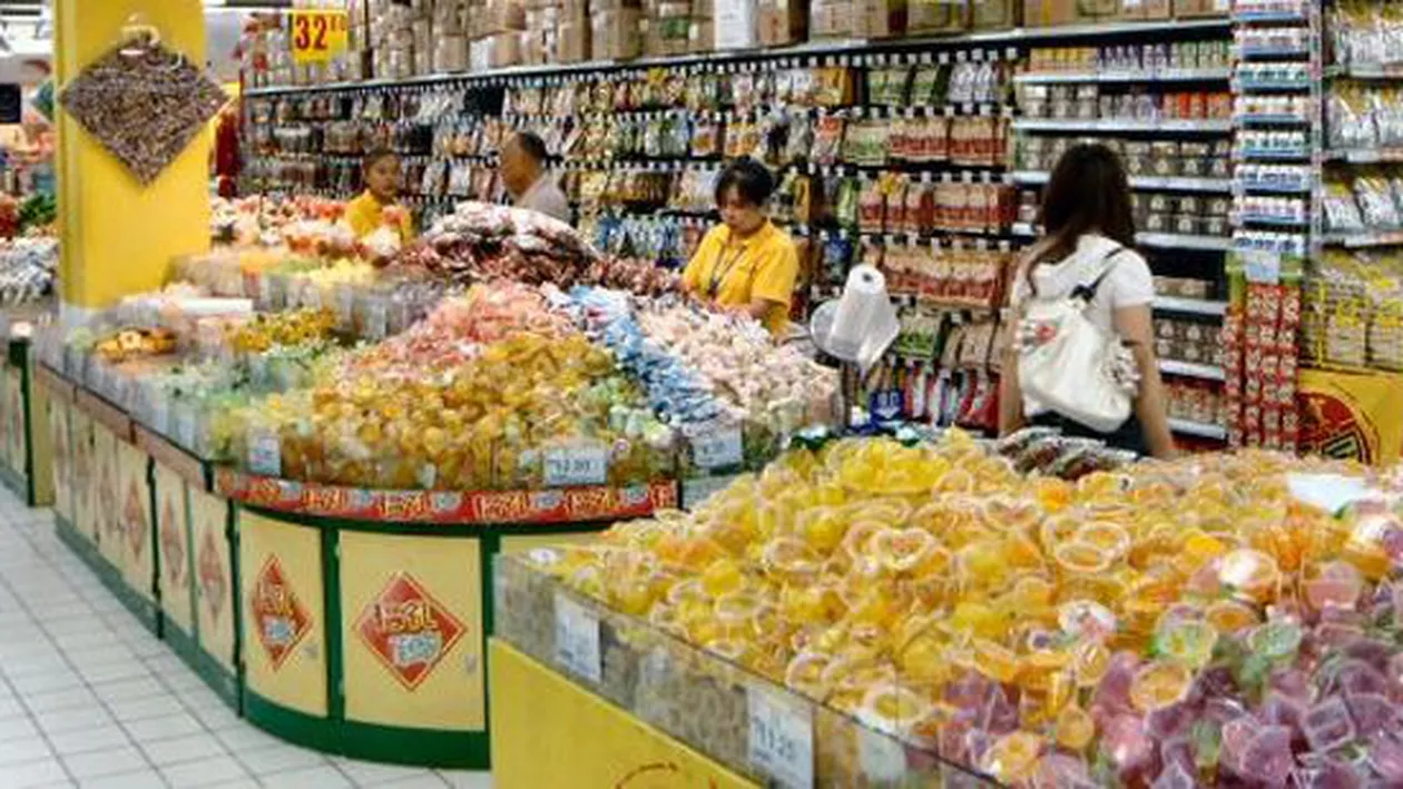 IMAGINI REVOLTĂTOARE: O femeie și-a adus fiica complet dezbrăcată, la cumpărături (FOTOGRAFII ŞOCANTE)