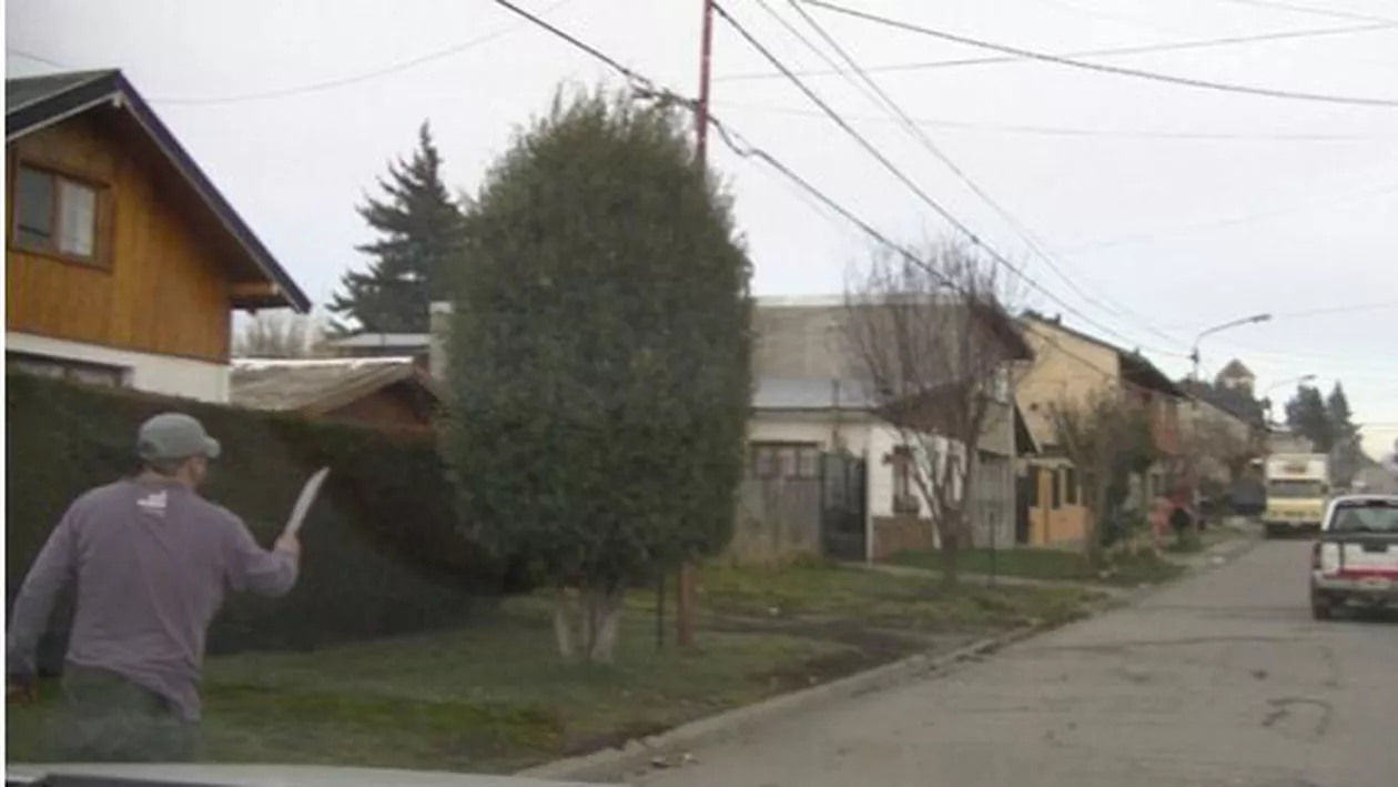 "Jogging" doar în adidași: Amantul prins de soț sub pat a luat-o la fugă dezbrăcat, în amiaza mare (FOTO, VIDEO)