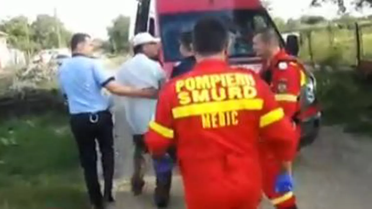Un bărbat i-a atacat pe pompierii veniţi să stingă un incendiu pe care chiar el îl provocase (VIDEO)