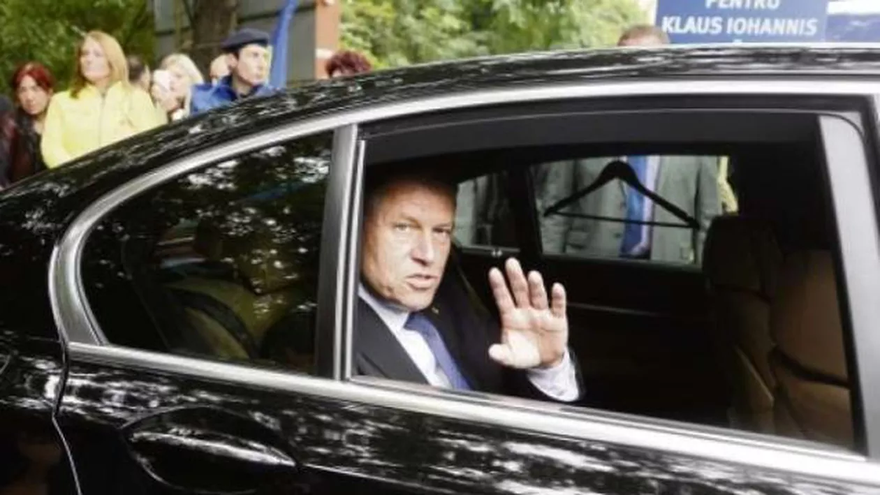 Aroganță de președinte: O avocată din Sibiu a fost amendată pentru că nu s-a dat din fața lui Iohannis pe Valea Oltului (FOTO)