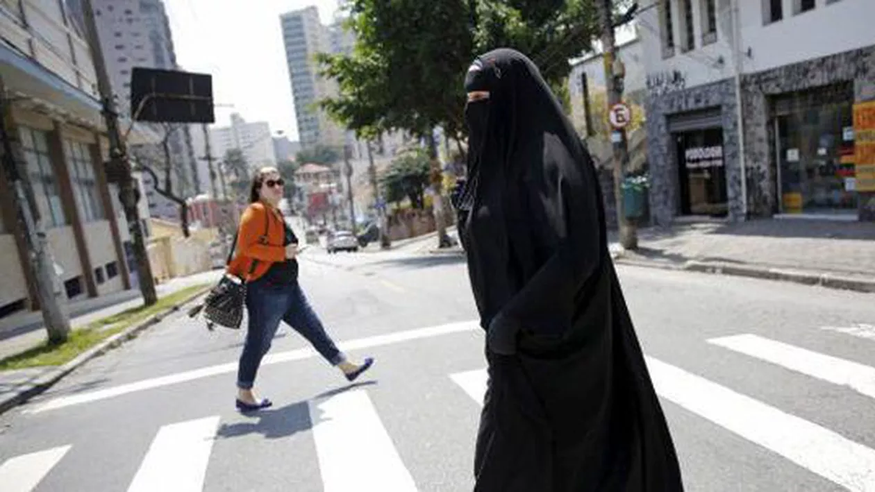 Ministrul german de Interne îndeamnă la o interzicere a vălului islamic
