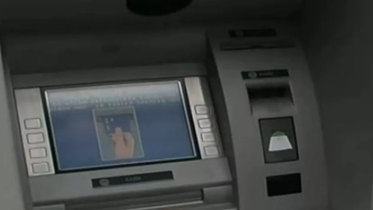 Mizil: Clienții unei bănci și-au găsit conturile goale. Banii au fost scoși din Miami și Filipine (VIDEO)