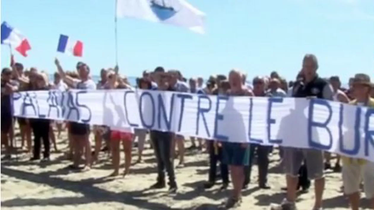 Franța: 200 de persoane au manifestat pentru interdicția purtării de burkini pe plajă