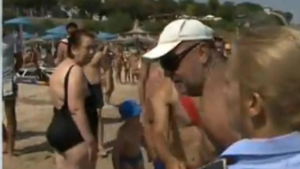 Scos cu forța din mare: Un bărbat a fost încătușat pentru că a ignorat avertismentele salvamarilor (VIDEO)