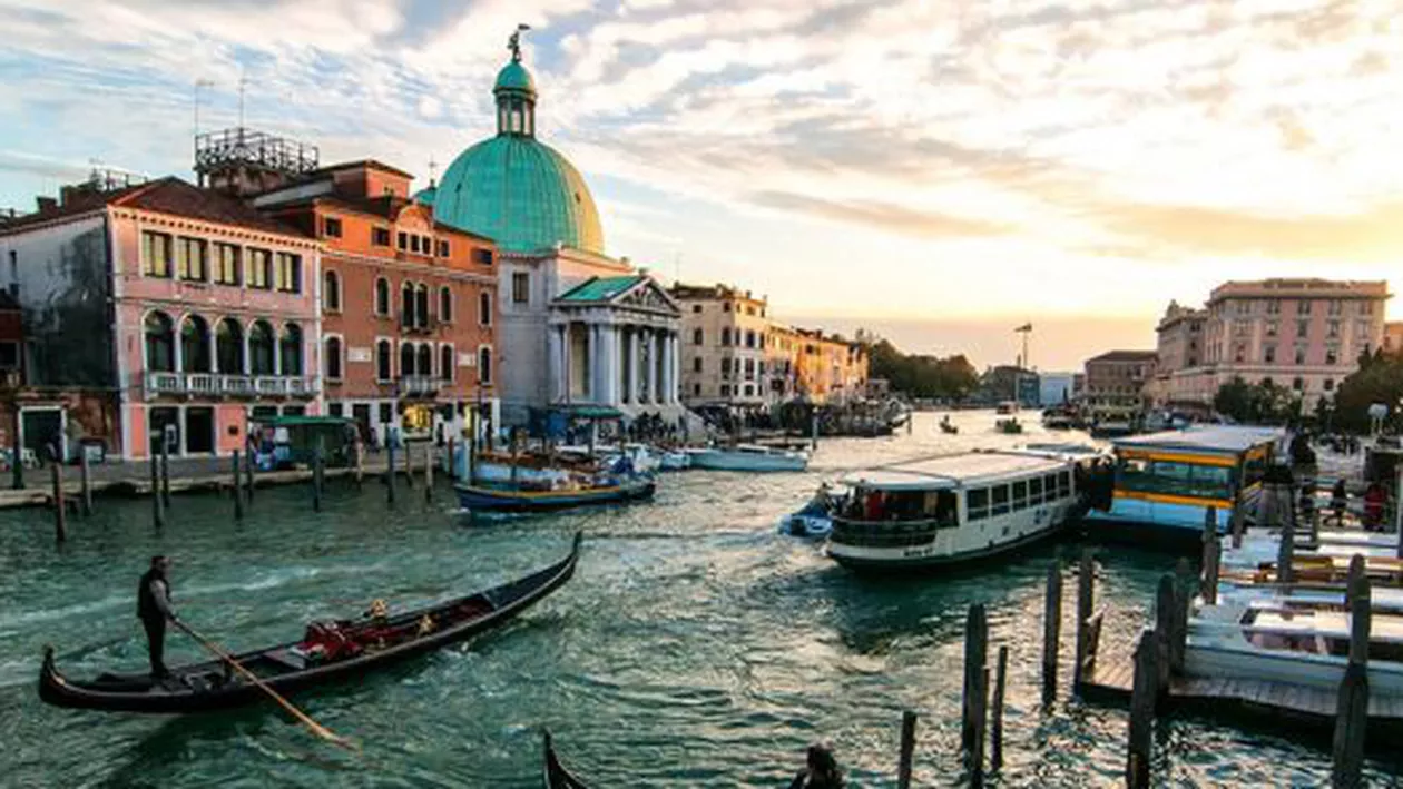 Şi-a dat pantalonii jos în locurile publice! Gestul unui turist a creat polemici în Veneția (VIDEO)