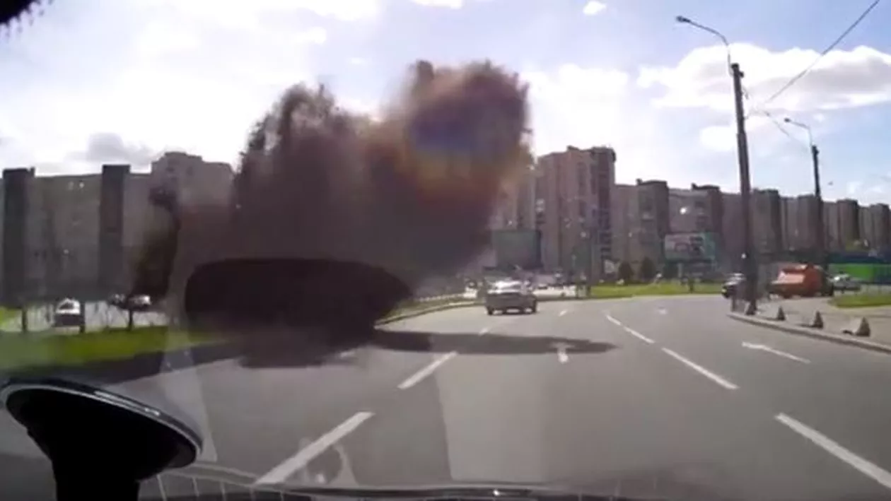 Ghinion pentru un șofer din Rusia! O țeavă de canalizare a explodat pe mașina sa (VIDEO)