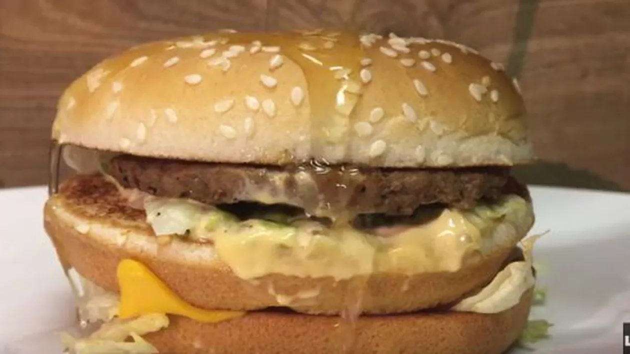 Experiment devenit viral. Ce se întâmplă dacă torni acid sulfuric peste un hamburger (VIDEO)