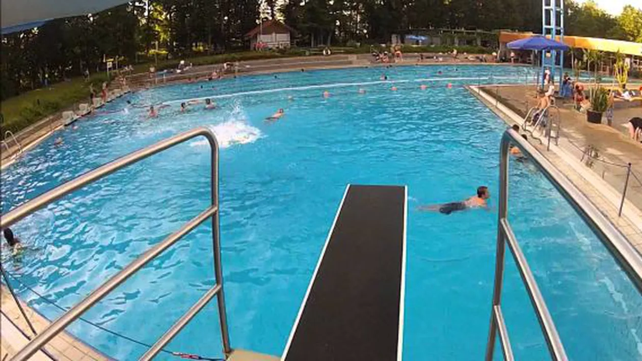 O nouă „modă” printre femeile care merg la piscină, în Germania: Tatuaje temporare, menite să le protejeze de potențiale agresiuni sexuale (FOTO)