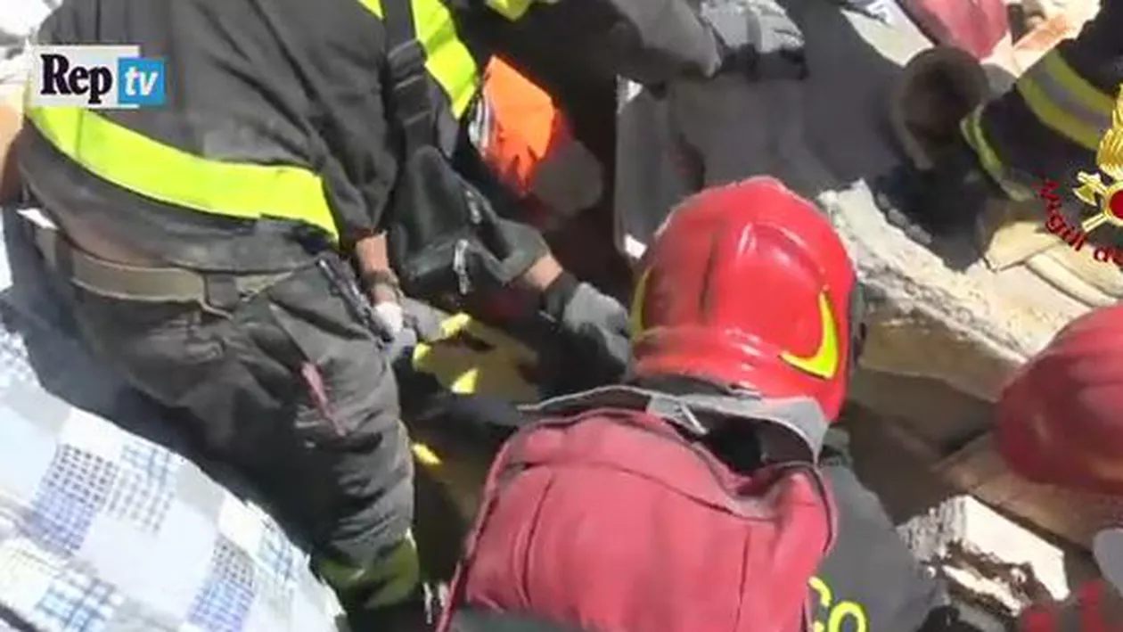 Imagini emoționante: Salvatorii italieni scot un copil de sub dărâmături în aplauzele martorilor (VIDEO)