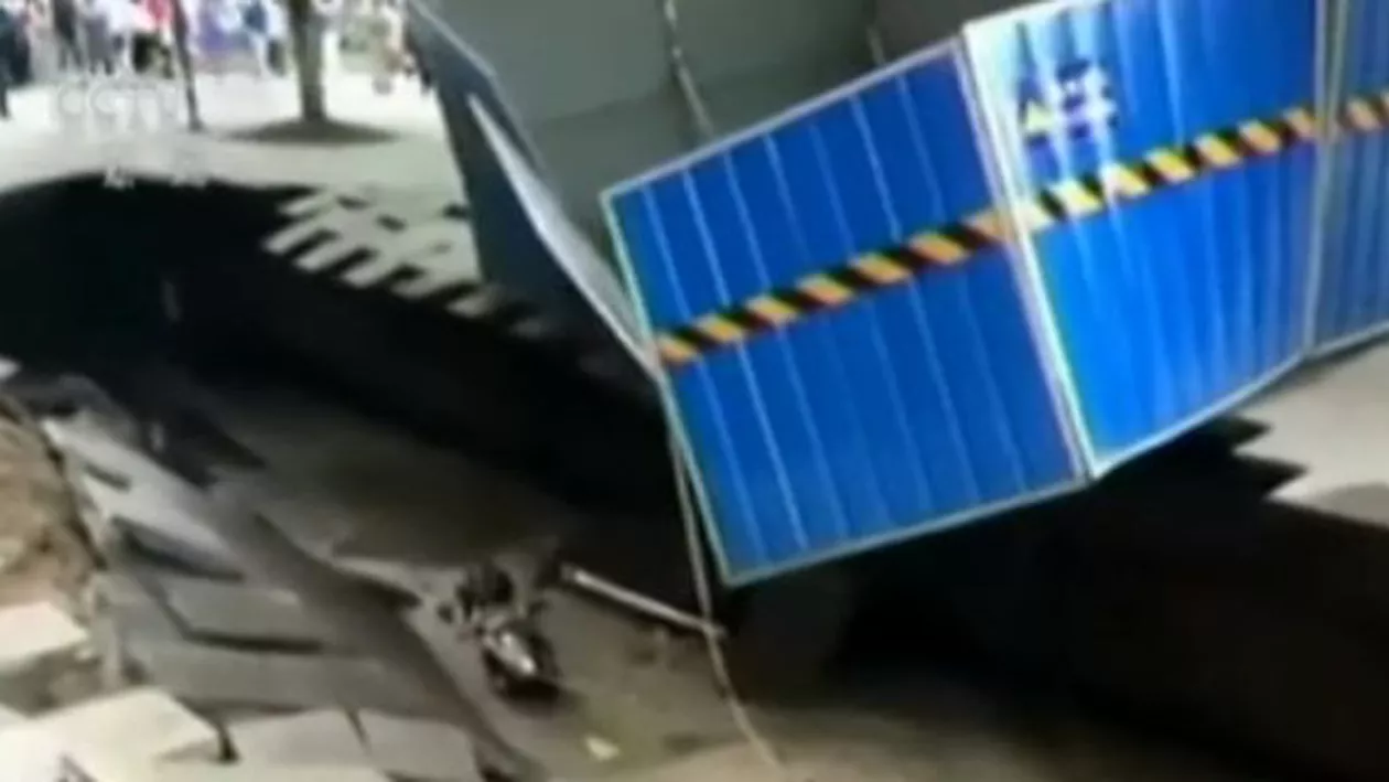 VIDEO ŞOCANT: O groapă uriașă a apărut din senin într-o zonă pietonală. Câțiva trecători au fost răniți