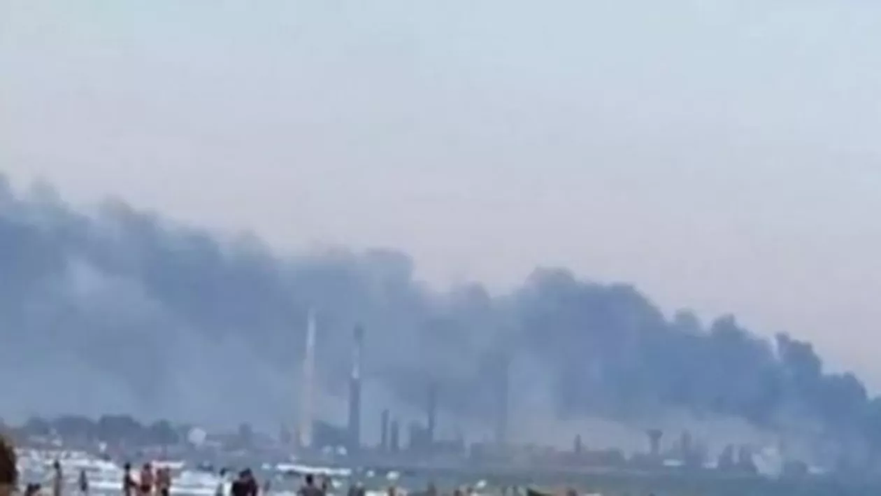 Ministerul Sănătății: Cei trei răniți în incendiul de la rafinăria Petromidia au o stare generală bună