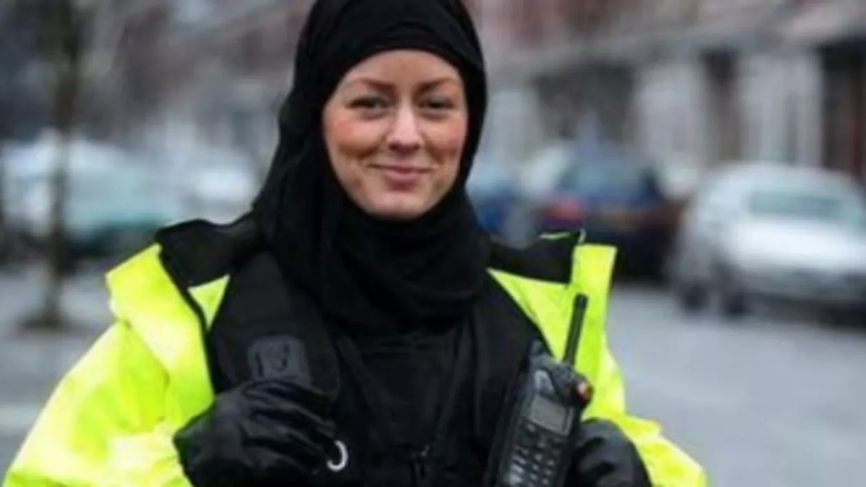 Victorie pentru Asociația Musulmană din poliția scoțiană! Jihabul a fost introdus în uniforma polițistelor (VIDEO)