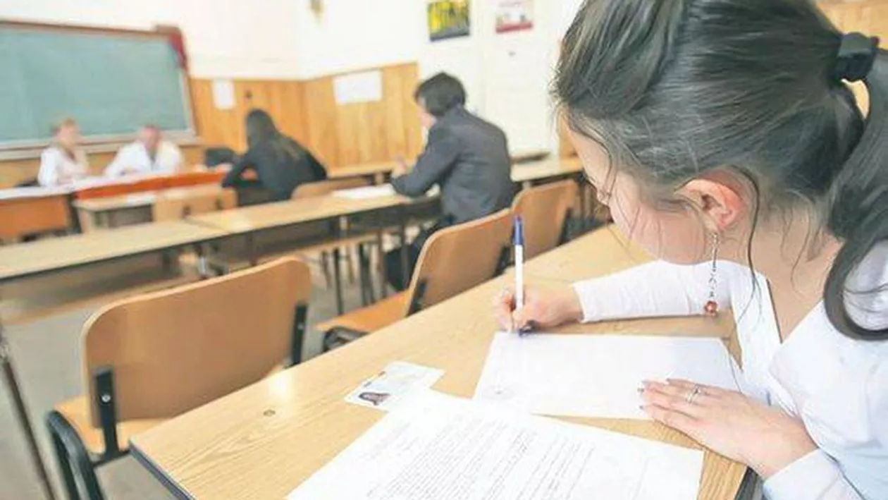 Caz incredibil la examenul de bacalaureat. O tânără a fost scoasă din clasă dintr-o EROARE a comisiei (VIDEO)