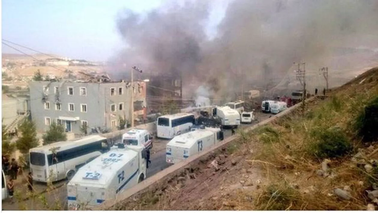 O mașină a explodat lângă sediul poliției din orașul turc Cizre: 9 persoane au fost ucise și 64 rănite (FOTO, VIDEO)