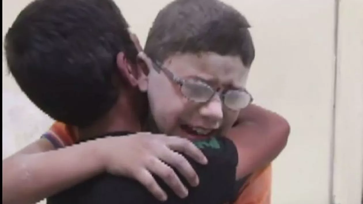 Copilării furate de război: Imagini sfâșietoare cu doi frați care îi plâng dispariția celui de-al treilea, ucis într-o explozie în Siria (VIDEO)