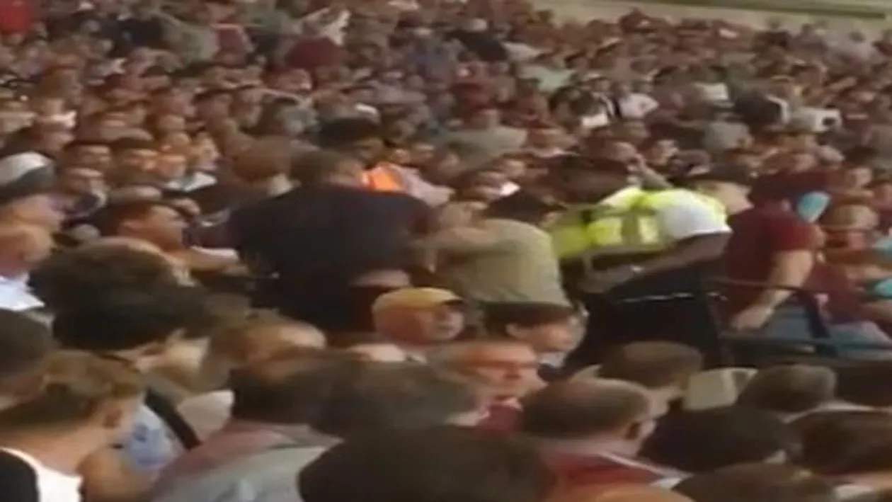 IMAGINI DE O VIOLENŢĂ RARĂ: Un suporter român, bătut în tribunele Stadionului Olimpic din Londra în timpul meciului West Ham - Astra. Stewarzii nu au avut nicio reacție (VIDEO)