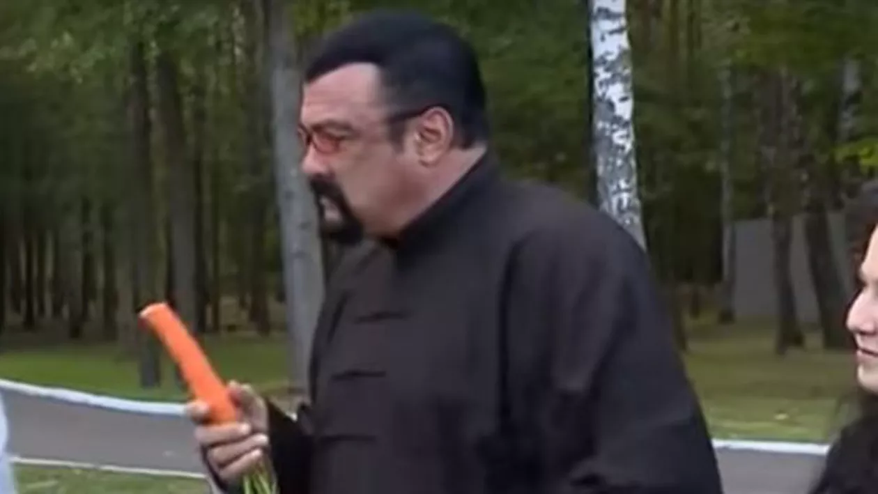 Steven Seagal, în vizită în Belarus: Actorul american a fost întâmpinat de președintele Lukașenko cu niște cadouri... pline de vitamine (VIDEO)