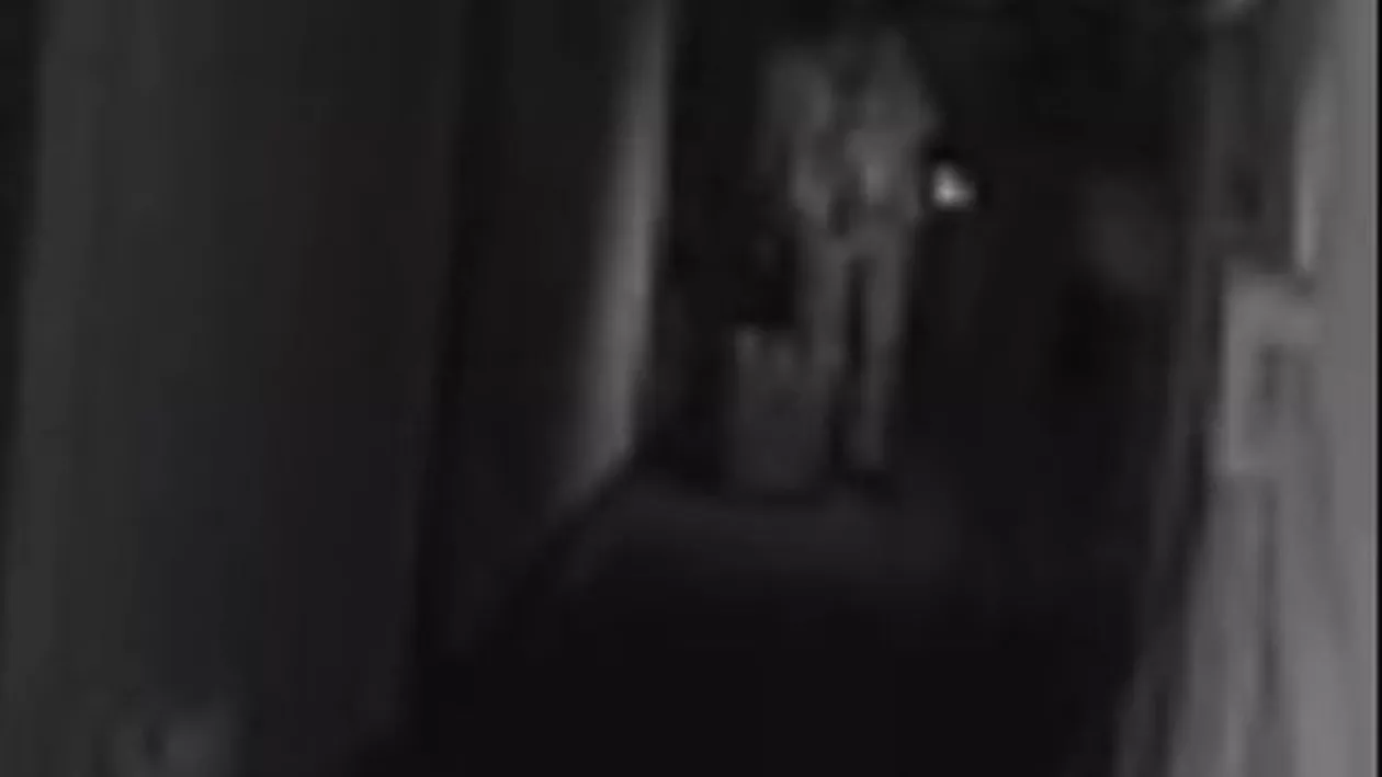 Fostul primar al Tecuciului filmat în timp ce bântuia noaptea pe holurile primăriei cu lanterna în mână: El a plecat din clădire cu o geantă foarte mare (VIDEO)