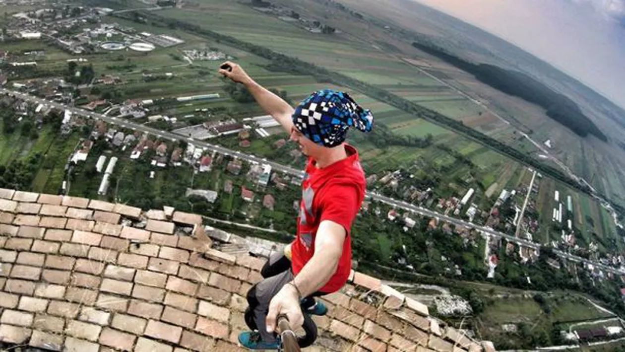 Senzații tari la înălțime: Flaviu Cernescu a făcut mai multe acrobații pe un turn înalt de 256 de metri din Târgu Jiu