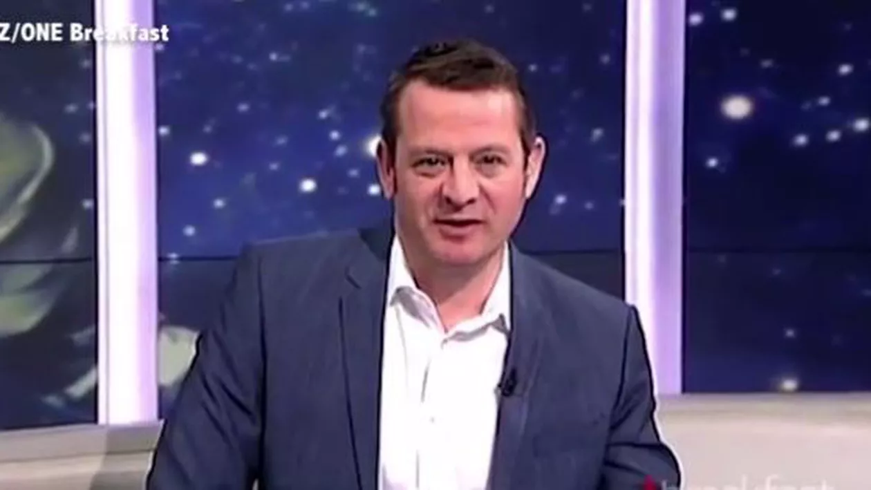 Moment stânjenitor în timpul unei emisiuni TV. Un moderator și-a uitat microfonul deschis când a mers la baie. Ce a urmat l-a făcut pe prezentatorul din platou să roșească (VIDEO)