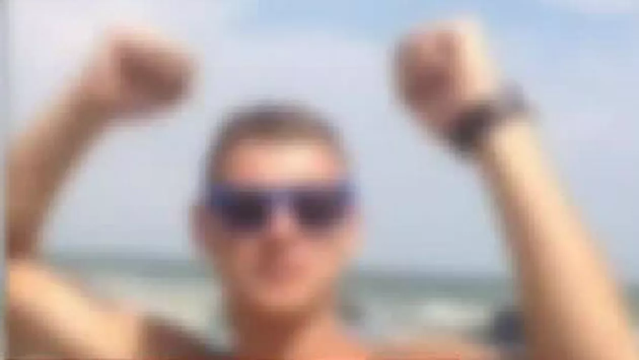 Bizonii au invadat plaja Corbu: Pe ritmuri de manele, Moni le face cu mâna “fanilor” (VIDEO)