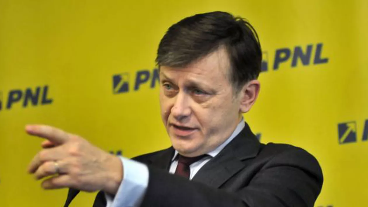 Crin Antonescu, surprins distrându-se pe litoral alături de soția sa (FOTO)