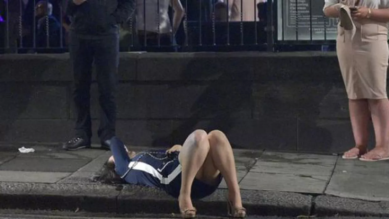 Petrecere cu urmări grave în Marea Britanie: Tinerii, întinși pe stradă. Poliția a venit de urgență (FOTO)