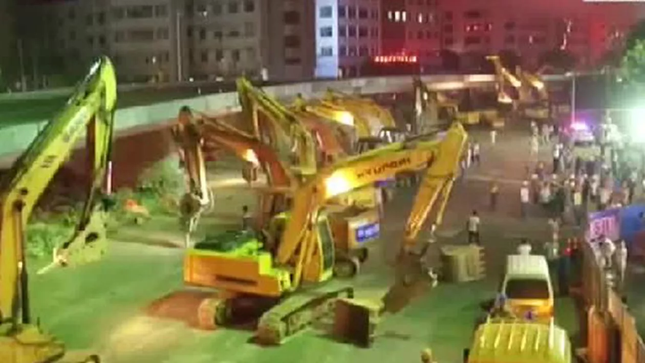 Demonstrație de forță în China: 116 excavatoare, folosite simultan pentru a dărâma un pasaj peste noapte (VIDEO)