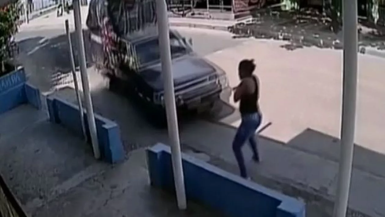 Minune surprinsă de camere. Reflexele extraordinare au salvat o femeie de la moarte (VIDEO)