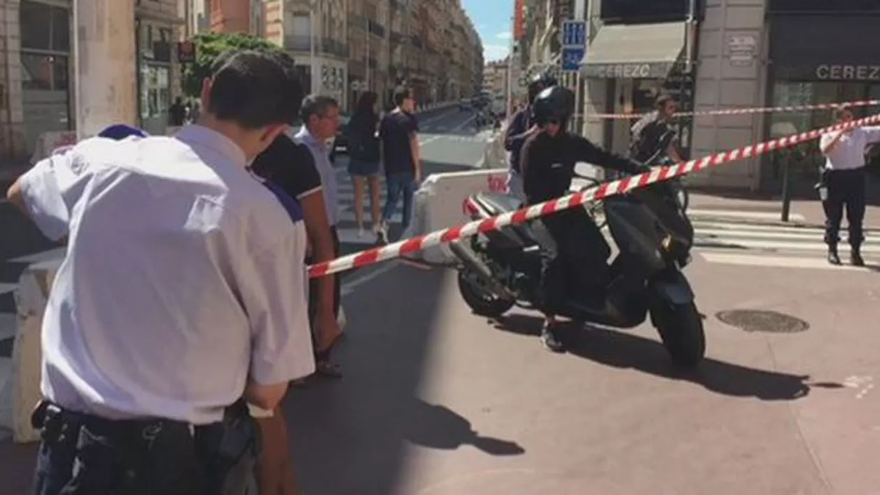 Atac sângeros într-o secție de poliție din Franța: O polițistă a fost înjunghiată (VIDEO)