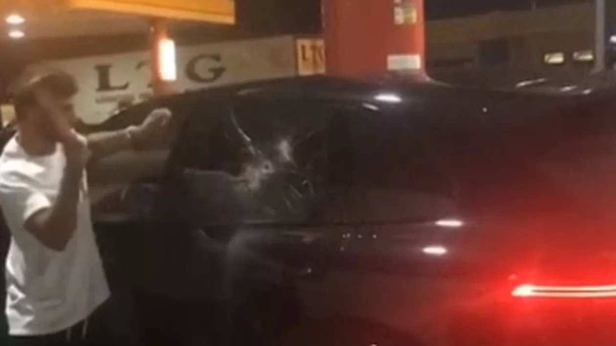 Gigi Becali reloaded: Un celebru pilot italian a spart geamul mașinii sale de lux cu ciocanul, supărat că a rămas blocat pe dinafara (VIDEO)