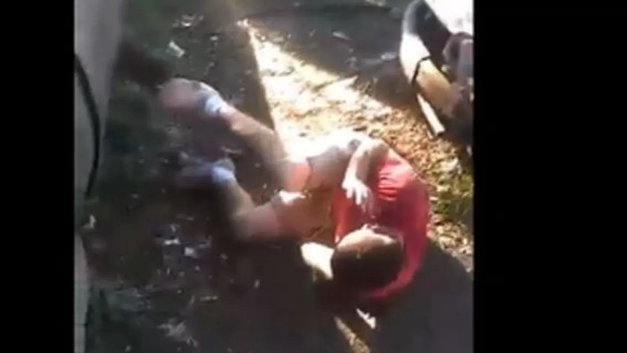 „Mă doare în cot de omul acela. Trebuia să-l omoare”. Mesajul halucinant al fetei care a filmat bătaia cruntă primită de un adolescent din Cluj de la doi colegi (VIDEO&FOTO)