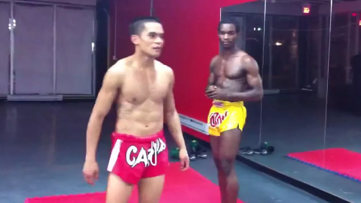 IMAGINI ŞOCANTE: Un instructor de Muay Thai îi dislocă genunchiul oponentului său dintr-o singură lovitură. Forţă pură sau un simplu truc? (VIDEO)