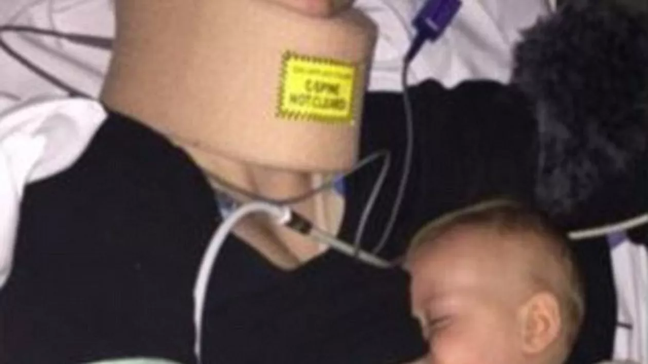 „Mai bine sufăr dureri foarte mari, dar să știu că el este hrănit” O mamă care se află pe patul de spital continuă să își alăpteze copilul (FOTO)