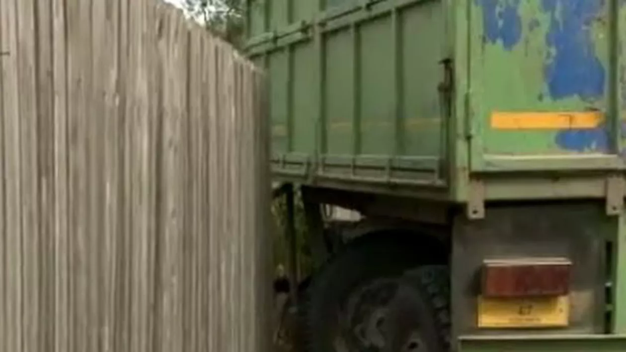 O fetiță de 6 ani din Constanța, la un pas de a rămâne infirmă, după ce a fost lovită de remorca unui tractor