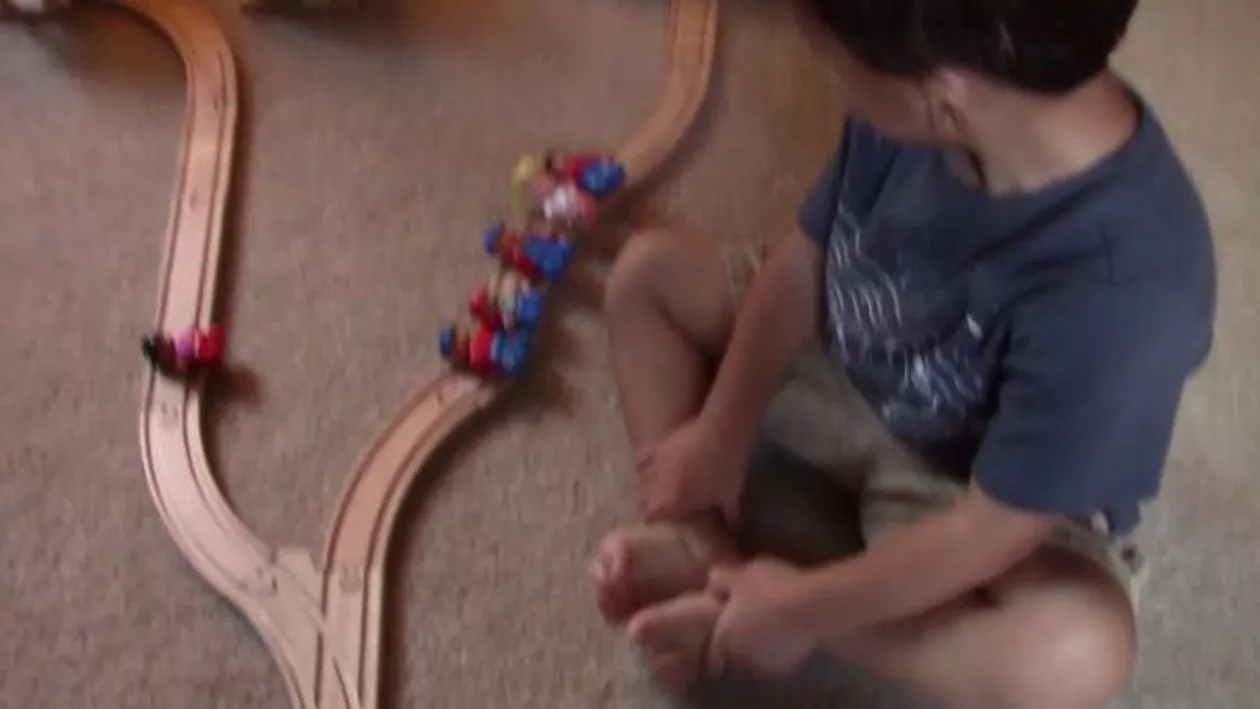 Cum a rezolvat un copil de doi ani una dintre cele mai cunoscute dileme filozofice (VIDEO)