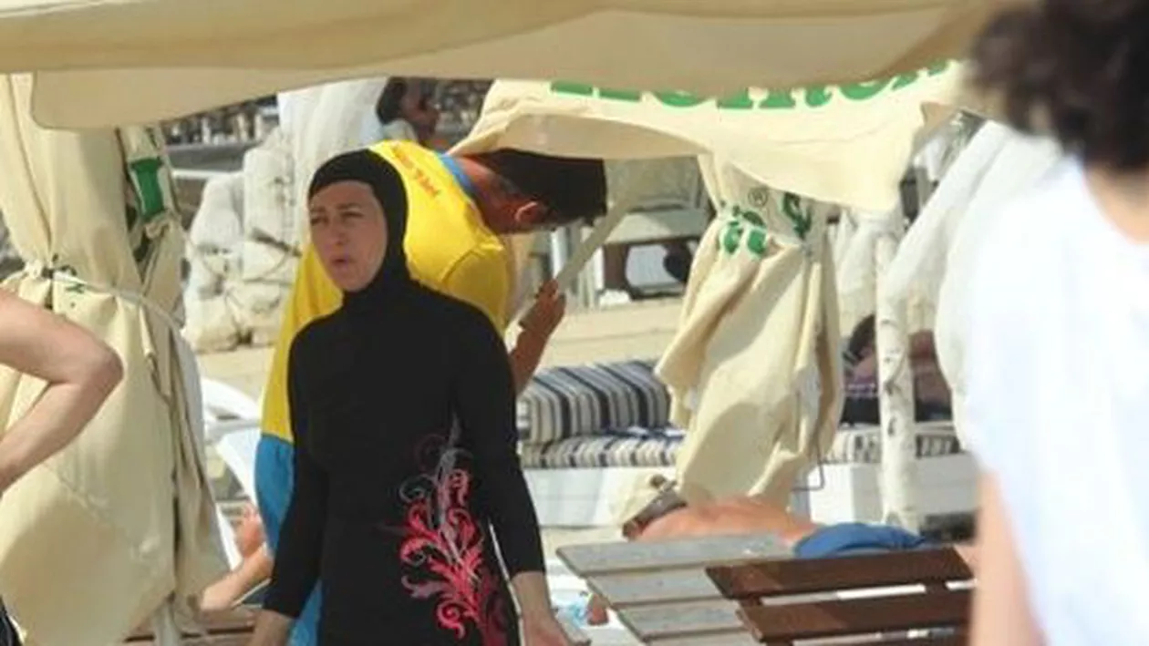 Burkini a ajuns și pe plajele din Mamaia. Cel mai controversat subiect al verii nu a fost atins și de România (FOTO)
