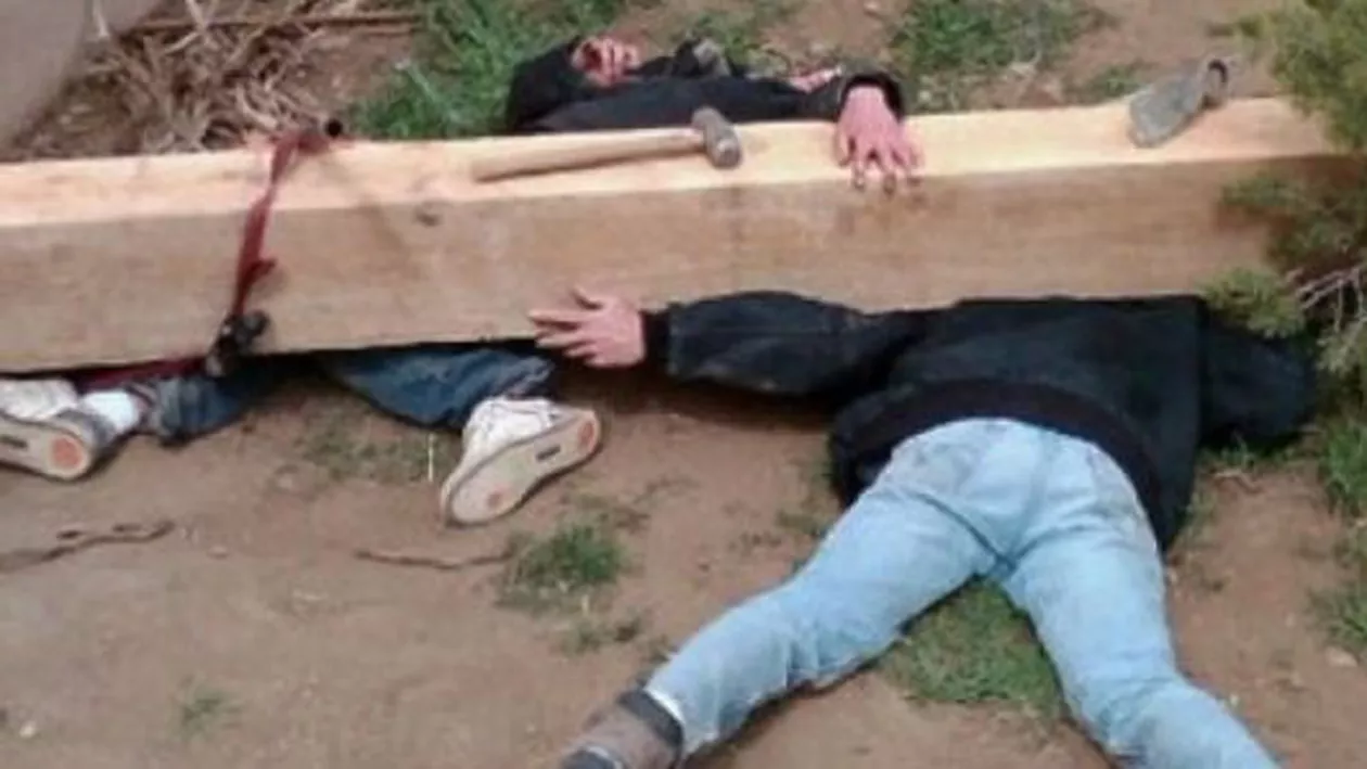 Glumă macabră făcută de doi tineri! Cum a reacționat mama acestora, după ce și-a văzut copiii striviţi de o bârnă de lemn (FOTO)