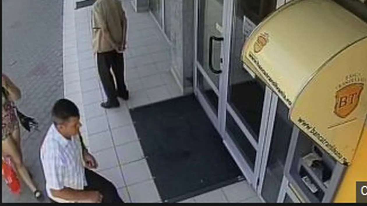Vrancea: Bărbat căutat pentru furt după ce şi-a însuşit banii unui client dintr-un bancomat. Individul, surprins de camerele de supraveghere (FOTO)