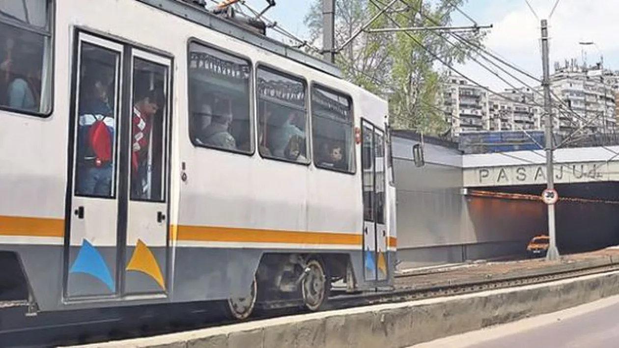 Bărbat rănit în tramvai, în centrul Capitalei, în timp ce își apăra soția ce era tâlhărită de doi tineri (VIDEO)