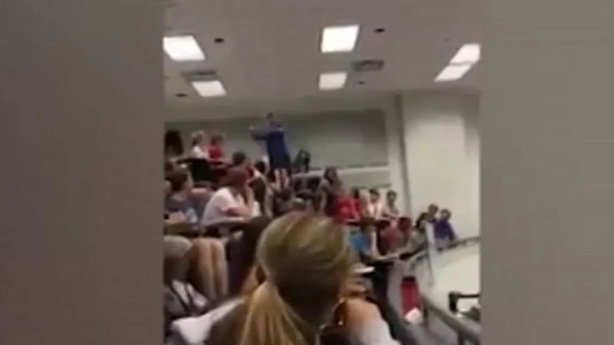 Un profesor le spune studenților că le va da tuturor 10 dacă unul dintre ei aruncă în coșul îndepărtat o minge de hârtie. Unul reușește. Reacția sălii, explozivă (VIDEO)