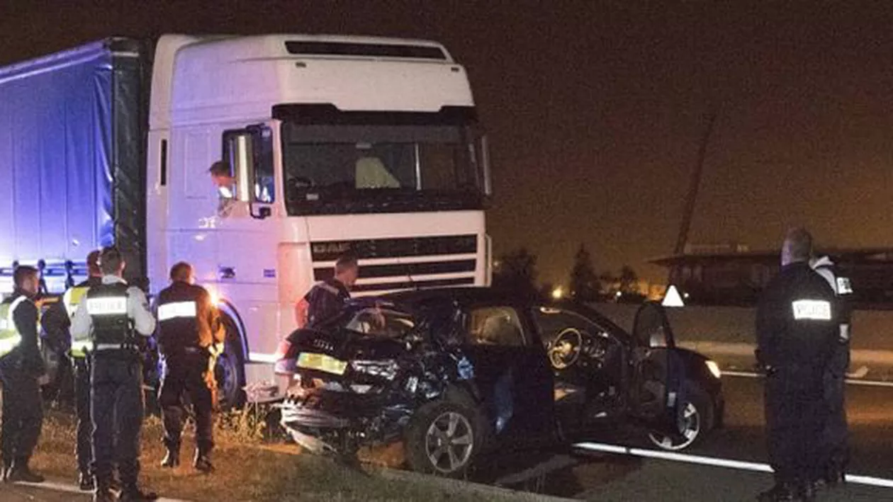 Trei jurnaliști au fost răniți într-un accident provocat de imigranții blocați în Calais, care vor să ajungă în Marea Britanie (VIDEO)