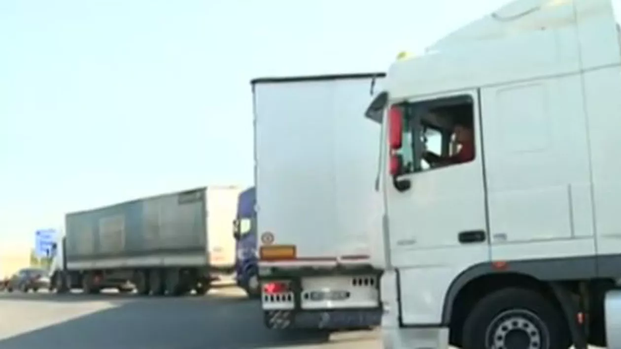 Transportatorii, protest cu zeci de camioane, din cauza prețurilor mari ale polițelor RCA: A1 și centura Capitalei, blocate (VIDEO)