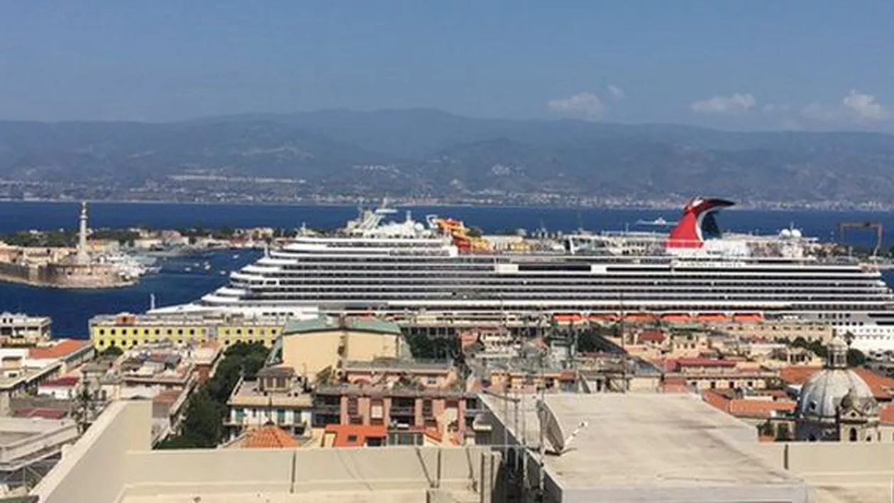 Imagini incredibile cu momentul în care mai multe bărci sunt distruse de o navă de croazieră, într-un port din Sicilia (VIDEO)