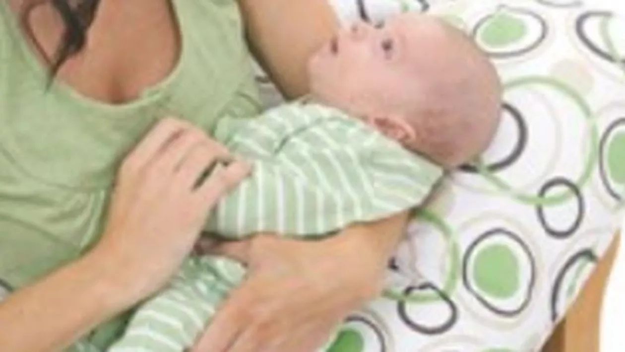 Bărbatul care a devenit mamă: Imaginile cu Evan Hempel care își alăptează bebelușul au făcut înconjurul lumii