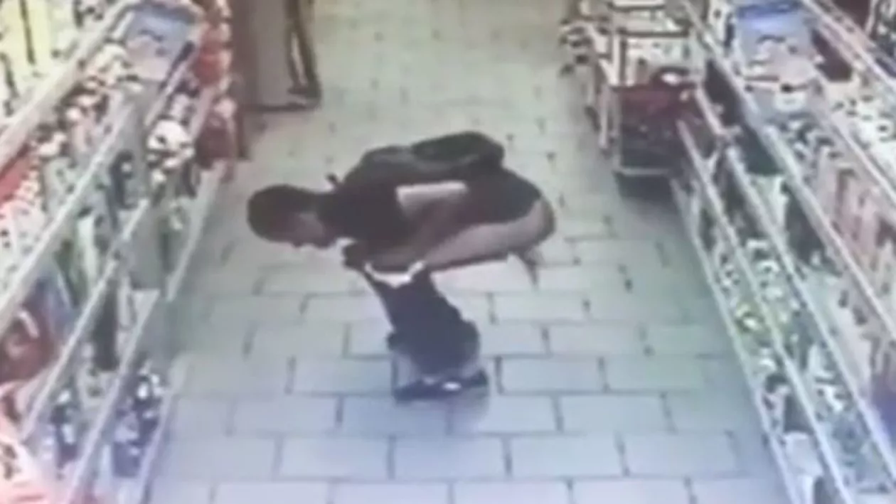 Gest șocant printre rafturile unui magazin! Și-a făcut nevoile în fața camerelor de supraveghere (VIDEO)