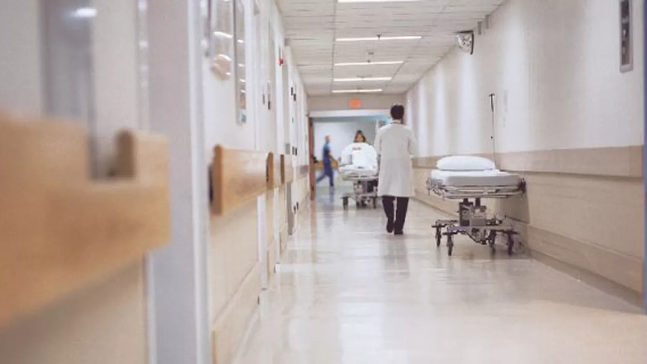 Un medic i-a dat o lecție unui politician plictisit să mai stea la rând: „Mă, nenorociților, să nu vă prind că vreti să intraţi în faţă!”