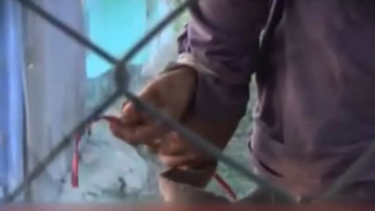 Caz șocant într-o comună din Iași: O tânără cu probleme psihice este ţinută legată şi hrănită cu porţia de către propria familie (VIDEO)