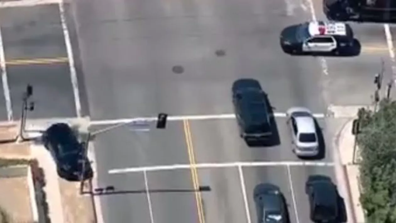 Imagini spectaculoase pe o autostradă din SUA: Un șofer urmărit de polițiști a lăsat prăpăd în urma sa (VIDEO)