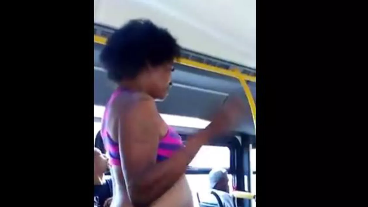 Striptease în autobuz! O femeie a renunțat la haine în fața pasagerilor (VIDEO)